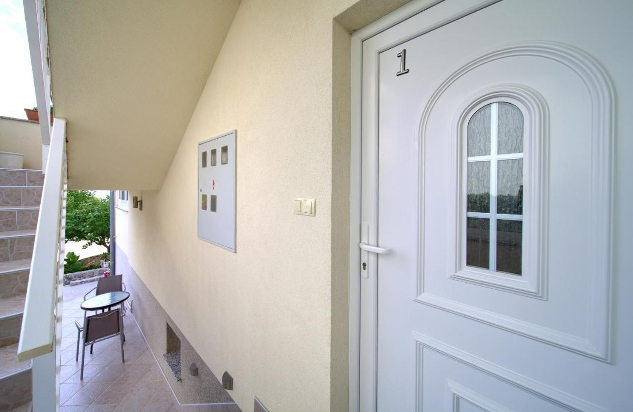Apartmani Mara Matic Malinska Kültér fotó