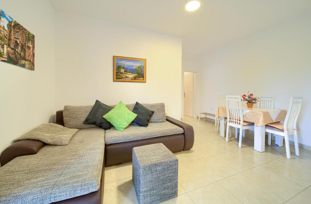 Apartmani Mara Matic Malinska Kültér fotó
