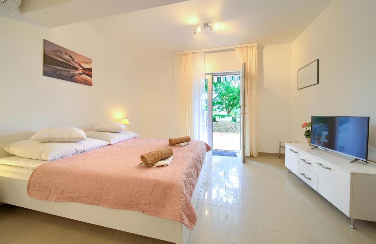 Apartmani Mara Matic Malinska Kültér fotó