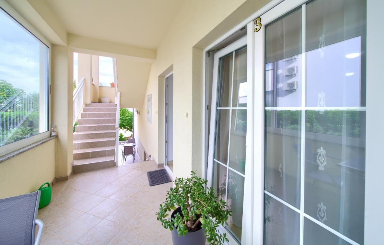 Apartmani Mara Matic Malinska Kültér fotó